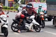 Hai thanh niên bỗng dưng bị 'điểm huyệt mất kết nối' giữa đường