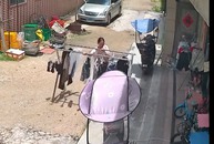 Cô gái ôm sào phơi đồ đi ra đi vào mỏi chân vì trời nắng mưa thất thường