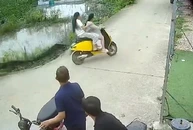 Hai cô gái ôm cua lao đi như một cơn gió rồi 'hạ cánh' xuống ao