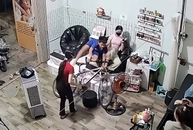 Bé trai phóng xe đạp vào tiệm nail nhanh như một cơn gió