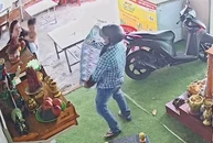 Tên trộm xếp ngay ngắn 6 thùng bia vào chỗ cũ khi gặp chủ nhà
