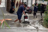 Phớt lờ cảnh báo, người đàn ông mắc kẹt giữa đoạn đường đang làm dở