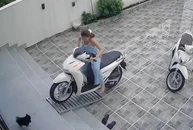 Cô gái ngã sõng soài khi lùi xe SH xuống sân