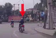 Nữ ninja gặp nạn vì chạy xe máy kiểu 'dương đông kích tây'