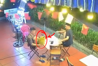 Thanh niên đang ngồi uống cà phê thì được 'hưởng lộc trời cho'