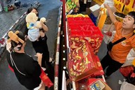 Chủ tiệm quẩy hết cỡ khi có 'khách sộp' mua bánh trung thu