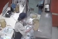 Cô gái đứng hình vì tủ pha chế bỗng dưng bị ngã