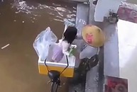 Khoảnh khắc hài hước khi bà đưa cháu đi chạy lũ