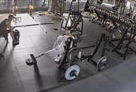 Chàng trai gặp sự cố khó đỡ khi tập gym