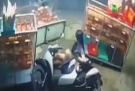 Cô gái ngẩn ngơ vì gặp kiếp khi bán bánh Trung thu