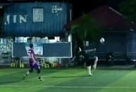 Thủ môn ngả người móc bóng phản lưới nhà siêu ngầu