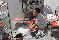 Bé trai dùng đá mài gõ để gỡ hai cái tô dính nhau