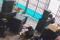 Thanh niên thót tim với pha thử loa của đồng nghiệp