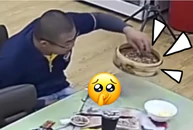 Khách ngơ ngác với nam nhân viên 'não cá vàng'