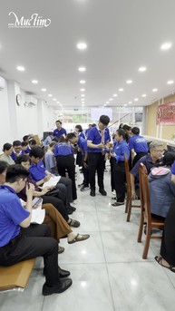 Đội hình Mùa hè số phường Chợ Lớn hỗ trợ người dân cập nhật ứng dụng điện tử