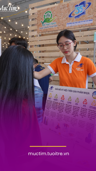 Tìm hiểu ký hiệu nhựa tại gian hàng của sinh viên Trường đại học Mở TP.HCM