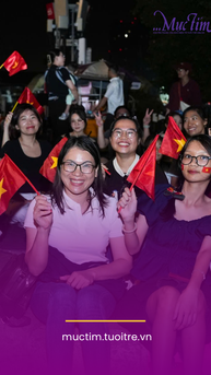 Người dân TP.HCM hoà ca khi chờ xem tổng duyệt diễu binh, diễu hành