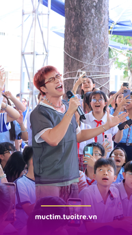 Bùi Duy Ngọc hát trong vòng tay yêu thương của học trò tại Ngày hội Tự tin vào lớp 10