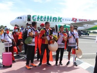 Các 'người hùng' Timor-Leste cầm theo nón lá, quốc kỳ Việt Nam ăn mừng tại quê nhà