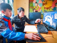 Những người mang Internet đến với trường học: ‘Ánh mắt thầy và trò khiến chúng tôi nhớ mãi’