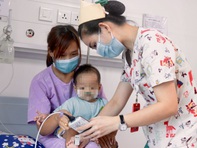 Trẻ nhỏ bị ù tai, giảm thính lực vì bị viêm tai giữa