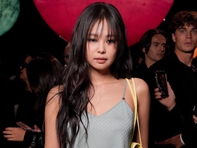 Giống Rosé, Jennie BlackPink bị chê mặc đồ ngủ đến Paris Fashion Week