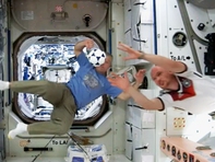 Phi hành gia chơi bóng đá cách Trái đất 400km