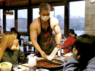 Làn sóng trai đẹp phục vụ bùng nổ tại Trung Quốc