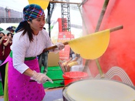 Xay ngô tại chỗ làm bánh phở, vui và đã quá đồng bào ơi