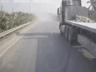 Cố vượt khi bụi bay mù mịt, ô tô tông vào xe vệ sinh môi trường