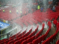 Man Utd gấp rút sửa Old Trafford để thoát tiếng ‘thác nước’