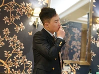 Lắp cửa kính 'tố cáo' người hút thuốc trong nhà vệ sinh