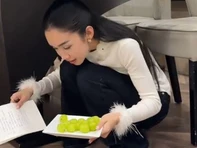 Giới trẻ lại chui gầm bàn ăn 12 trái nho, có một sự thật đằng sau trend này
