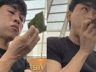 Cố ăn 130 cái bánh bột lọc ở sân bay vì không được mang sang Nhật và cái kết