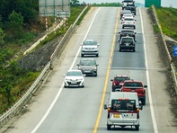Dòng xe rồng rắn vào Nam trên cao tốc từ Quảng Trị đến Đà Nẵng