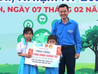Tặng nhà mới cho con vợ chồng nghèo bị lật xuồng chết đuối
