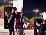 Lionel Messi sửng sốt khi hai cảnh sát Mỹ đến… xin selfie
