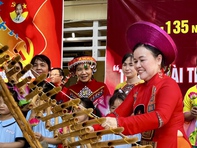 Nghệ sĩ đứng lớp dạy nghệ thuật, trò mê mẩn