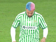 Sao Real Betis nhuộm tóc độc lạ lấy hên nhưng cái kết lại… đắng