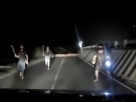 Pha lùi ô tô như Fast and Furious giúp tài xế thoát khỏi nhóm cướp