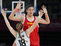 Làng thể thao Trung Quốc xuất hiện cô gái cao 2,26m