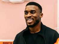 Thất nghiệp, tiền đạo Ngoại hạng Anh bán trà sữa, bánh rán mưu sinh