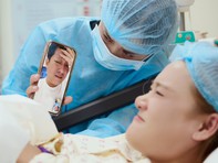 Trường Giang bật khóc nhìn Nhã Phương sinh con thứ 3 qua điện thoại