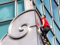 Alex Honnold gây tranh cãi khi leo tòa nhà 101 tầng mà không dùng bảo hộ