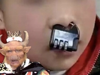 'Siêu quậy nhí' bất ngờ nổi tiếng vì khóa... mũi