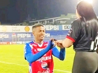 Cầu thủ chia tay bạn gái chỉ 3 ngày sau màn cầu hôn lãng mạn giữa sân