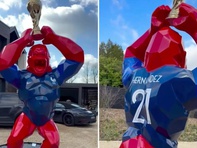 Sao tuyển Pháp dựng tượng khỉ đột cầm cúp World Cup trước nhà