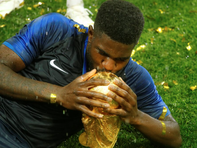 Trung vệ tuyển Pháp Umtiti giải nghệ làm phóng viên thể thao