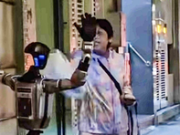 Robot hình người 'hù' bà cụ bị... nhập viện