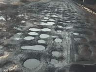 Đường nhựa tồi tệ nhất thế giới, chi chít ổ gà như bọt biển, 'khó có thể gọi là đường'